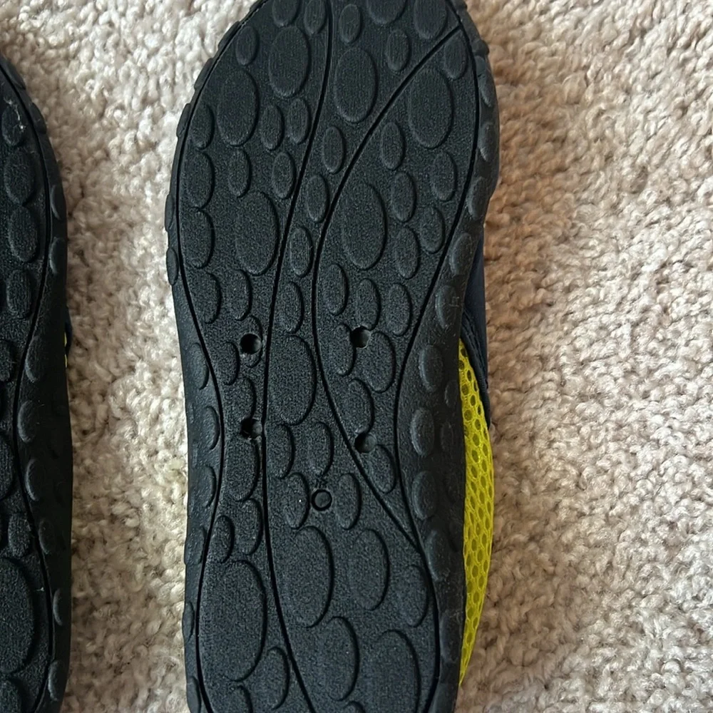 Kids water shoes, size 13/1